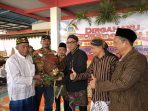 Guyub Rukun Sedekah Bumi Desa Kedungrukem Gresik 1 Kepala Desa Kedungrukem Bayu Prahaja Hadinata menerima kepala sapi dari warganya.
