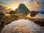 5 Rekomendasi Wisata Pantai yang Indah di Jawa Timur untuk Liburan Akhir Tahun. 2 Pantai Pulau merah