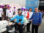 DOP PG Digna Jatiningsih 2 dari kanan bersama Kadistan Kab. Ngawi Supardi paling kanan saat Menyerahkan Pupuk ke Petani pada Gebyar Diskon Pupuk 2024 di Kab. Ngawi 2