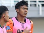 Kiper Persebaya Surabaya Andhika Ramadhani bertekad menjawab tantangan pelatih Paul Munster untuk mencatatkan clean sheet