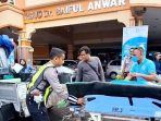 Polisi Saat mengawal orang sakit e