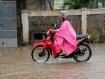 memakai sandal cadangan disaat hujan