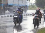 pengendara sepeda motor harap waspada saat hujan