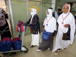 sejumlah jamaah umrah dari aceh tiba kembali di tanah 220316174613 137