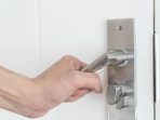menutup pintu kamar mandi menutup pintu kamar mandi