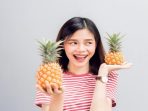 rutin memakan nanas