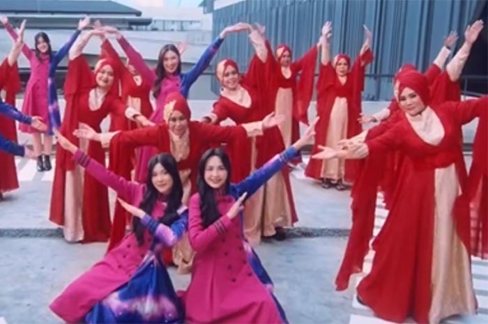 Menyala...! Kolaborasi Dua Grup Musik Ikonik: Nasida Ria dan JKT 48 1 JKT 48