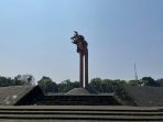 MONUMEN BLA MONUMEN BLA