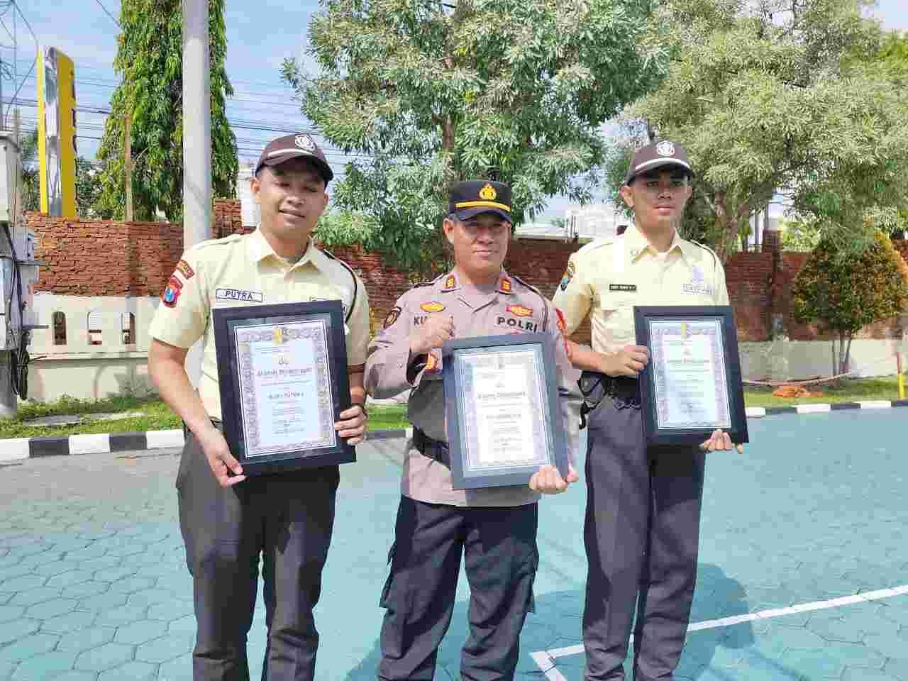 Polresta Banyuwangi Beri Penghargaan 2 Satpam Mall yang Bantu Gagalkan Peredaran Narkoba 1 Polresta banyuwangi 1