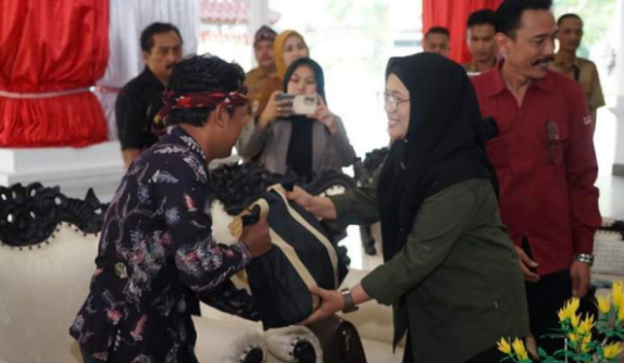 pemrov jatim bagikan sembako