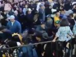 krusuhan konser batu