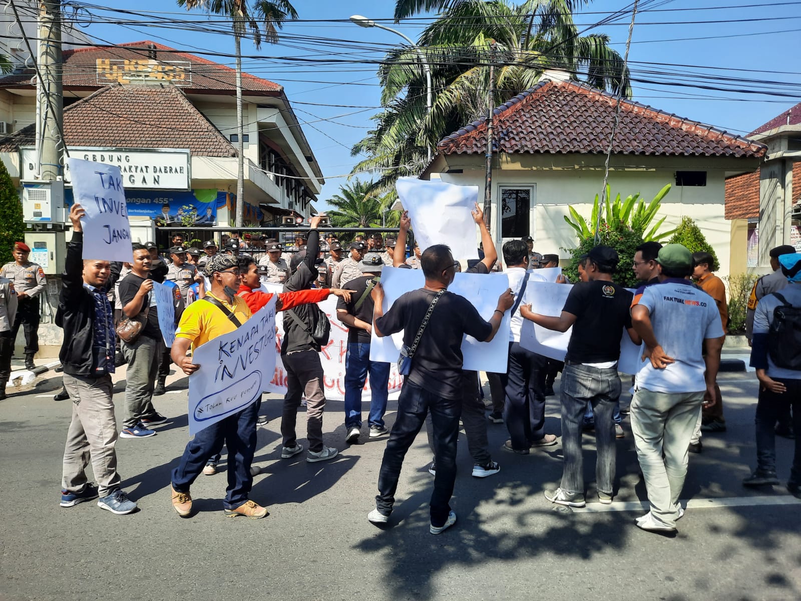 Puluhan Jurnalis Lamongan Demo Tolak RUU Penyiaran 1 58613574 bf39 4df8 91f8 3720e1d46e9e