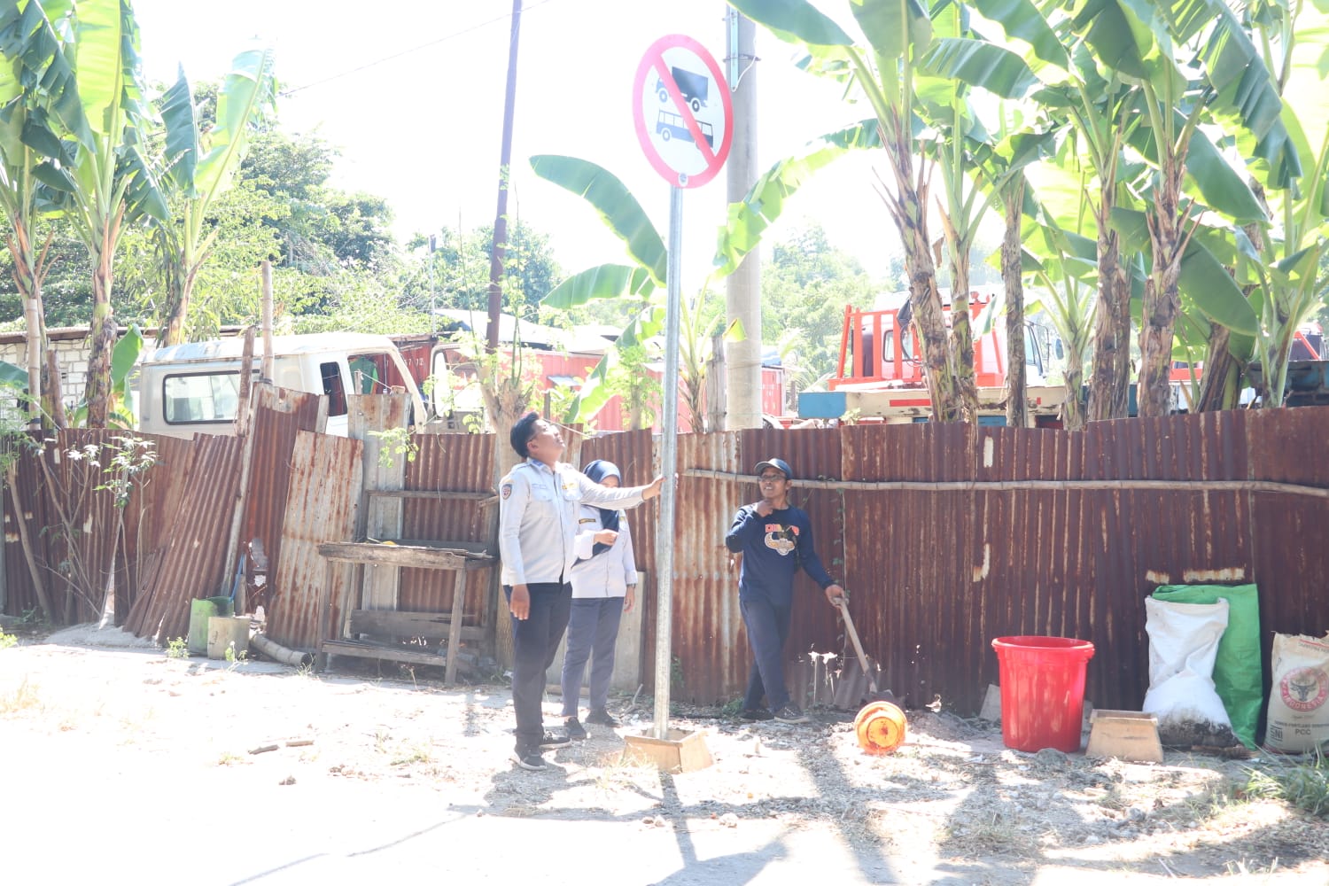 Respon Keluhan Masyarakat, Bupati Gresik Pasang Rambu Larangan Kendaraan Berat Melintasi Ruas Prambangan-Banjarsari 1 540ff29a 6286 42ff a831 6f0bab281052