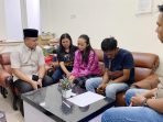 Pj Wali Kota Batu Aries Agung Paewai bertakziah ke rumah duka. (P. Priyono)