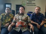 Kajari Bojonegoro Puji Martopo didampingi Kasi Intel dan Kasi Pidsus Kejaksaan Negeri Bojonegoro.