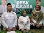 Latifah Shahib (tengah) saat mendaftar sebagai bacakada di Kantor DPC PKB Kabupaten Malang.
