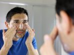 cuci muka pria