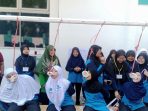 lomba makan kerupuk lomba makan kerupuk