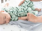 membangunkan bayi