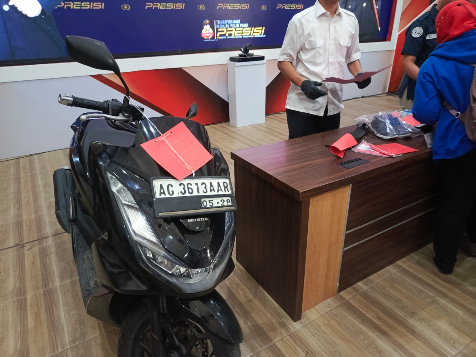 2 Perampok Indomaret di Kota Kediri Diringkus, Beraksi Pakai Pistol Mainan, Motif untuk Cicil Motor PCX 1 70278816 a1dd 4f80 abcd 64fe6b900fa5