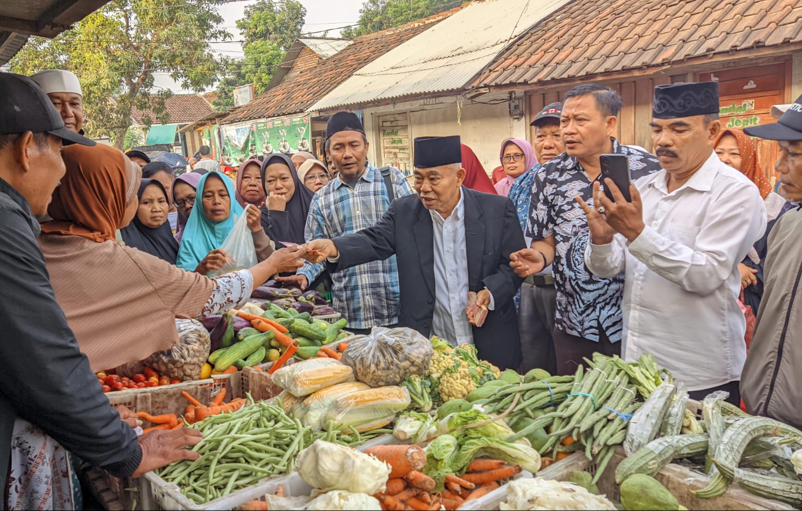 Cabup Mojokerto Gus Barra Bangkitkan Geliat Pasar Tradisional 1 ca6612ef 2b4f 486e 8188 00815813d740