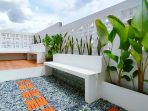 rooftop bernuansa putih