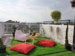 rooftop meja lesehan