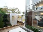6 Rekomendasi Villa di Batu yang Cocok untuk Liburan Keluarga 1 large White House Villa