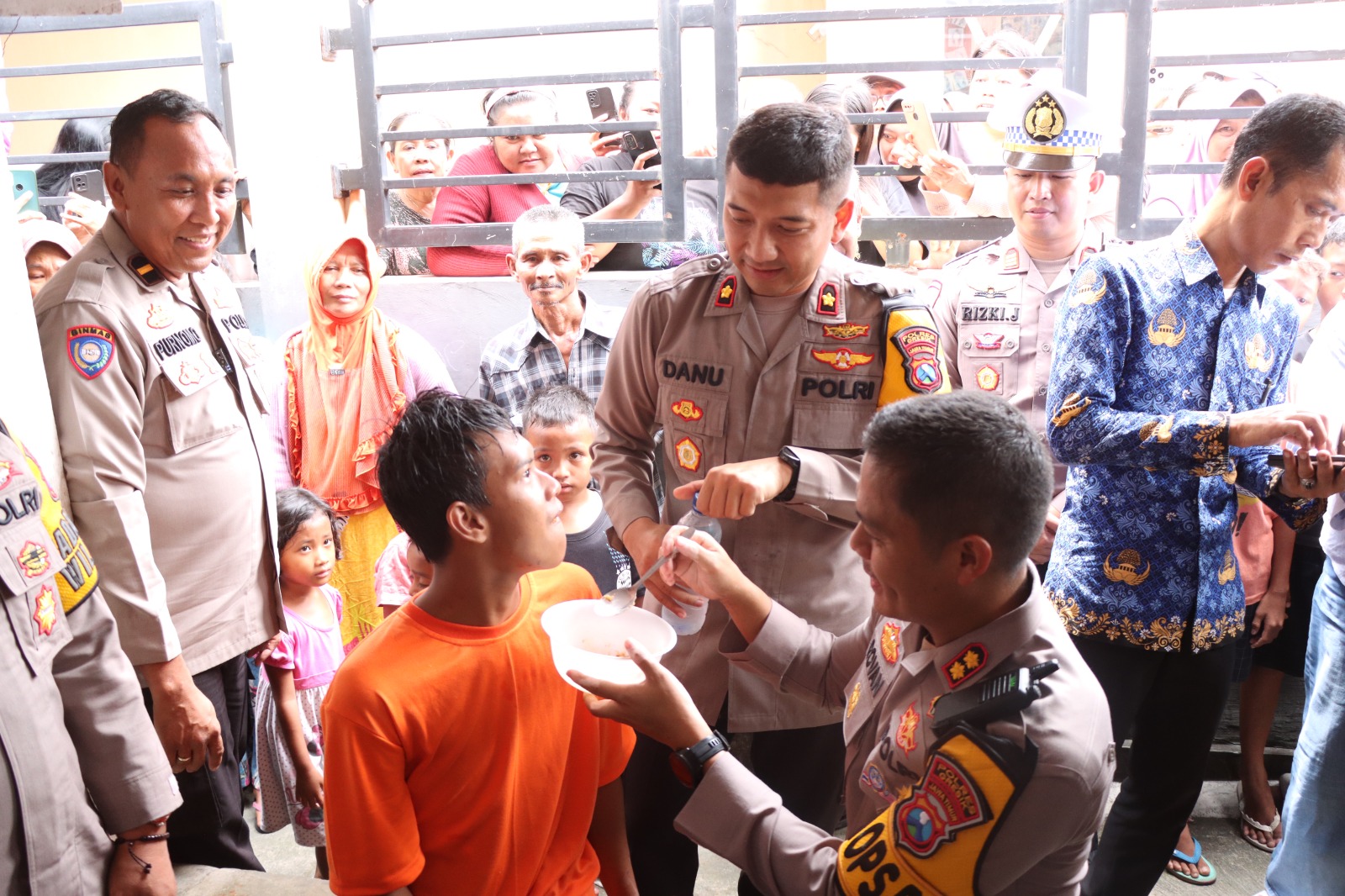 Aksi Heroik Kapolres Gresik Bareng Ipda Purnomo Bantu Rehabilitasi ODGJ yang Dirantai di Menganti 1 1c5c0725 61fb 4218 9c24 9766870f4e0f