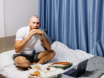 makan di tempat tidur makan di tempat tidur