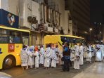 Jamaah bersiap naik bus shalawat