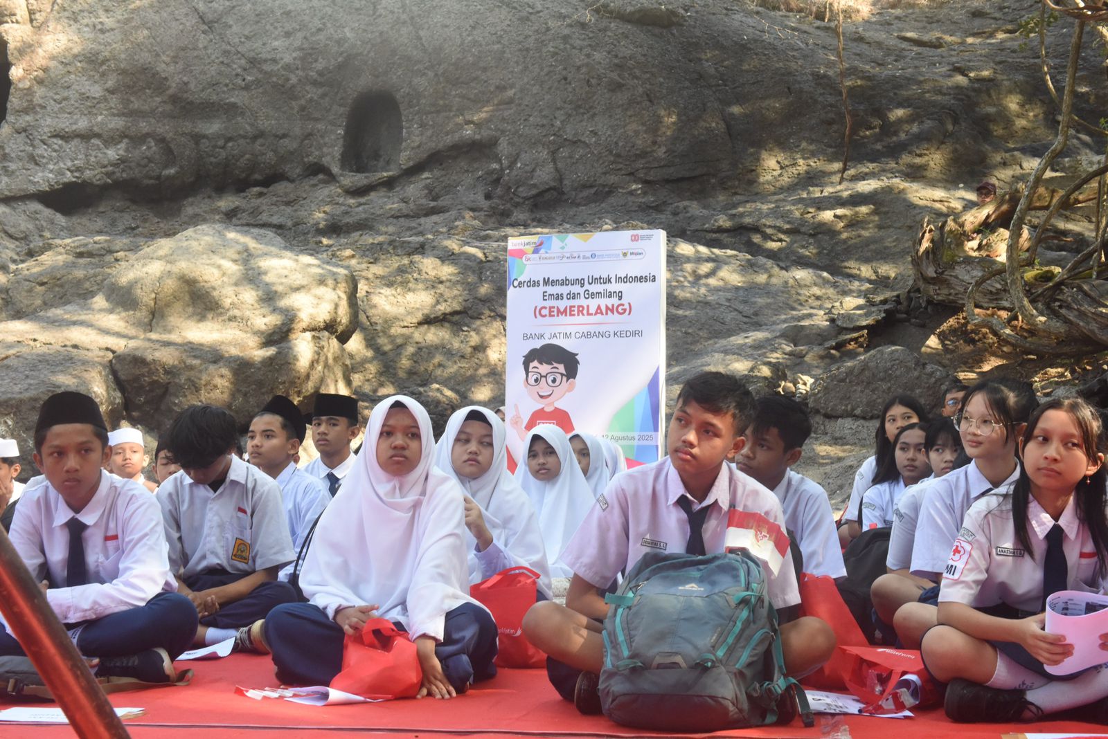 Mbak Wali Ajak Pelajar SMP Kota Kediri Biasakan Menabung Sejak Dini 1 Para pelajar yang diajak mengikuti kegiatan Inklusi Keuangan di Goa Selomangleng (Istimewa)