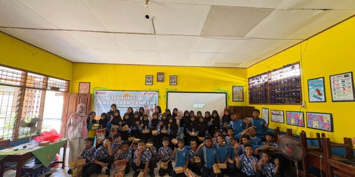 Pertamina Patra Niaga dan Mahasiswa PPNS Edukasi Pengelolaan Sampah ke Siswa SDN 2 Remen Tuban 1 65a26e1e f4c6 4842 8e03 956f73b12c74
