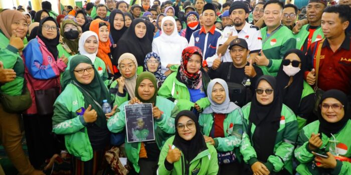 Gubernur Khofifah dan Ratusan Ojol Jatim Gelar Tahlil Kubro serta Aksi Solidaritas untuk Affan Kurniawan 1 afea6e31 2afa 49b3 a35b b4bb5a556ff4