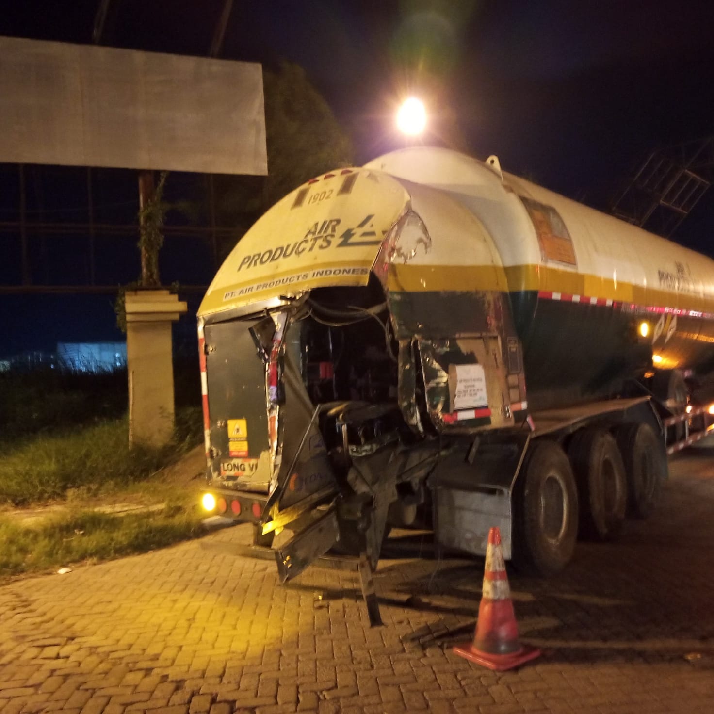 Lepas Kendali, 3 Truk Besar Alami Tabrakan di Manyar Gresik 1 f58691f7 d189 4fae 994b fcaaadda28d5