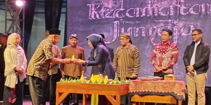 Meriahkan HUT ke-24 Kota Batu, Kecamatan Junrejo Gelar 'Guyub Rukun Junrejo Tempo Dulu' 1 WhatsApp Image 2025 10 10 at 08.29.21
