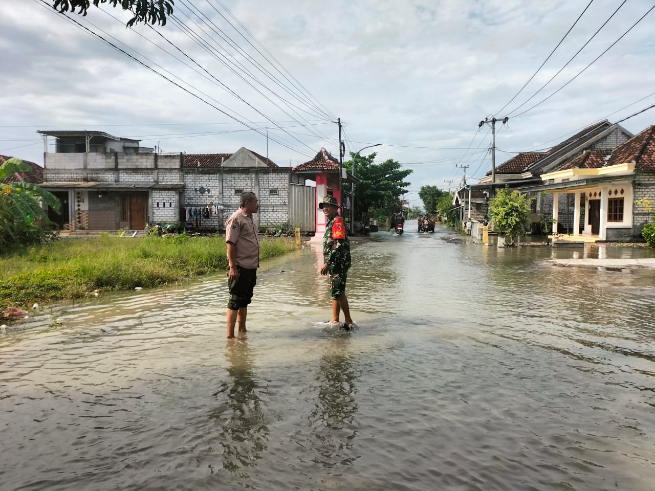 2 Tanggul Anak Kali Lamong Jebol, Banjir Rendam Gresik Selatan 1 13079618 c496 4ec1 a7b1 28c53427edb9