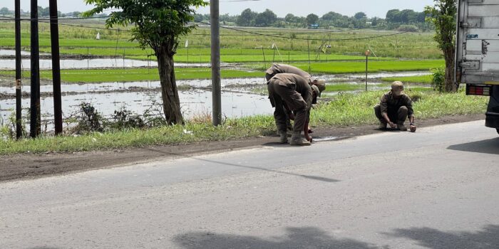 Ranjau Paku Bertebaran di Lingkar Timur Sidoarjo, Satpol PP Sisir dan Amankan 1 2df9d9fb 8654 40a2 9e92 dda4e87a7e63