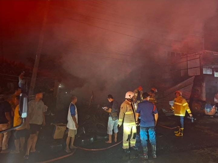 Kebakaran Hebat Melalap Toko Ban di Menganti Gresik 1 600d9d15 f810 49ff 9c8e f0a2519fccb9