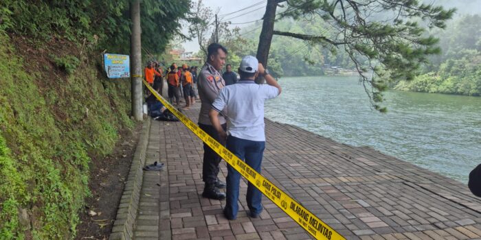 Talud Telaga Sarangan Magetan Ambrol, Polisi-BPBD Evakuasi Korban dan 7 Motor Tercebur 1 WhatsApp Image 2026 01 17 at 2.14.03 PM