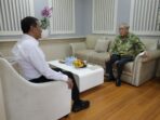 Menteri Pertanian Republik Indonesia periode 2000–2004, Prof. Bungaran Saragih menerima kunjungan Mentan RI Andi Amran Sulaiman. (Foto: Ist) WhatsApp Image 2026 01 30 at 14.07.44