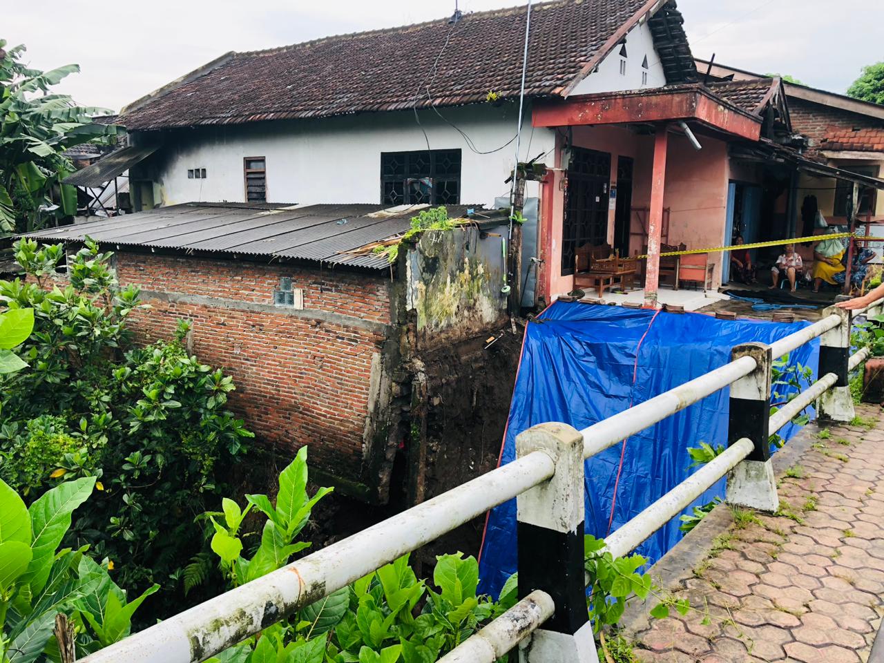 Hujan Deras Picu Longsor di Bendogerit Blitar, Rumah Nyaris Terseret 1 f0f000f5 ba1f 4eaf a67d 60fc53148c4f