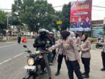 Polwan Polres Magetan bagikan takjil dan imbauan kamtibmas di bulan Ramadan