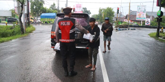 Polres Nganjuk Berbagi Takjil Sambil Jaga Kamtibmas Selama Ramadan 1 WhatsApp Image 2026 02 21 at 11.53.27 AM