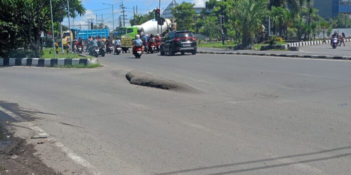 Awas Ada 'Aspal Hamil' di Simpang Empat Bypass Krian, Pemotor Terancam Bahaya 1 b80b9049 072b 4bd0 bf70 6e8b91e19bcc