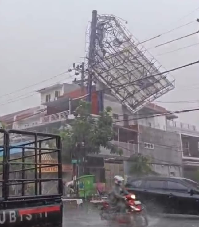 Ngerinya Hujan Angin di Surabaya, Papan Reklame Ambruk hingga Puluhan Pohon Tumbang 1 d9833c72 f52a 47a3 9526 74de2188f4b2