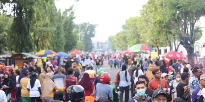 Antusiasme Warga Membludak, CFD Perdana Warnai Wajah Baru Alun-alun Sidoarjo 1 edfc2693 5a84 44e7 a5be 75433ef2eeac