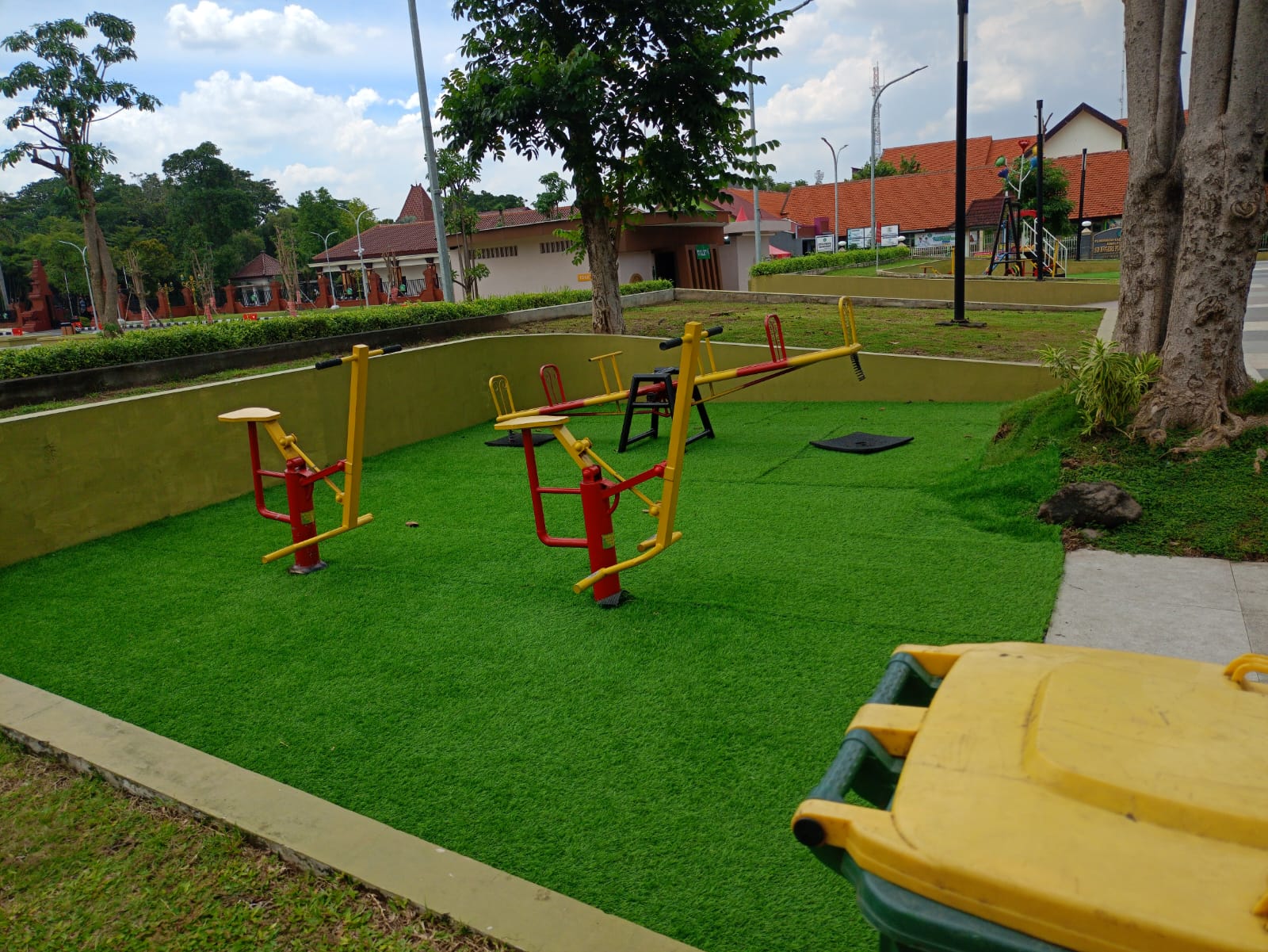 Wahana mainan anak di Alun-alun Sidoarjo.