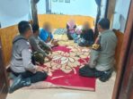 Aparat kepolisian saat mendatangi keluarga WNA yang mengamuk di Mataram.