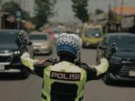 Anggota Polda Jatim saat mengatur lalu lintas kendaraan saat arus mudik Lebaran 2026